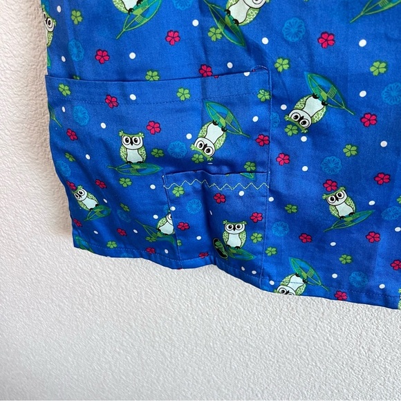 Crocs Medical Women’s Owl Print Scrub Top - Picture 2 of 9